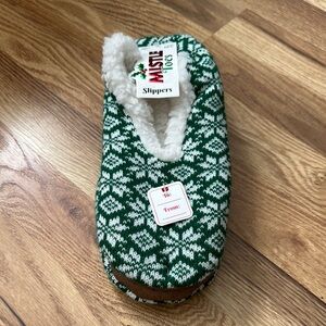 Mistle Toe Green Knit Slippers Size M/L NWT